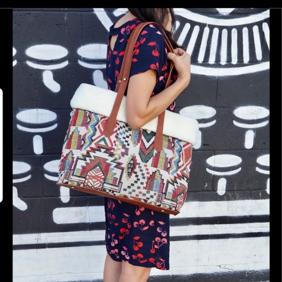 50% OFF CLOSE-OUT! Tribal Print Tote - Picture 4 of 6